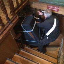 Transportes Rabanal hombres bajando piano por escaleras