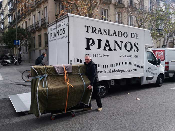 Transportes Rabanal hombre en traslado de piano