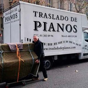 Transportes Rabanal señor cargando piano