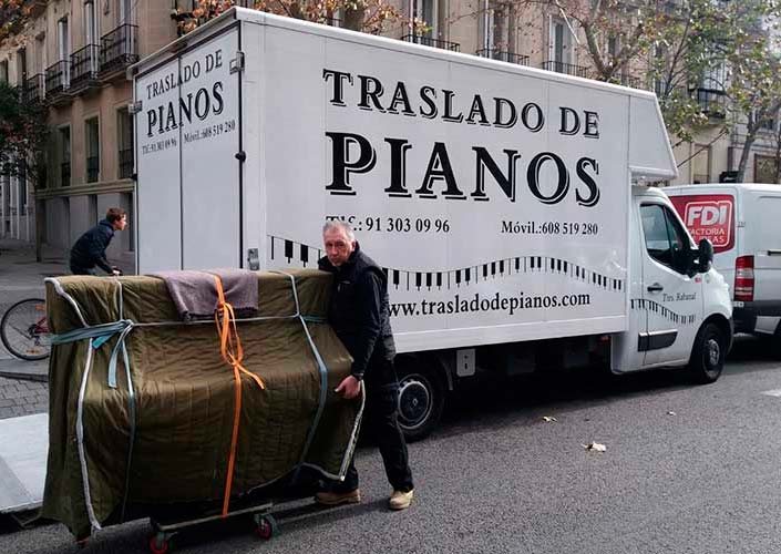 Transportes Rabanal señor cargando piano